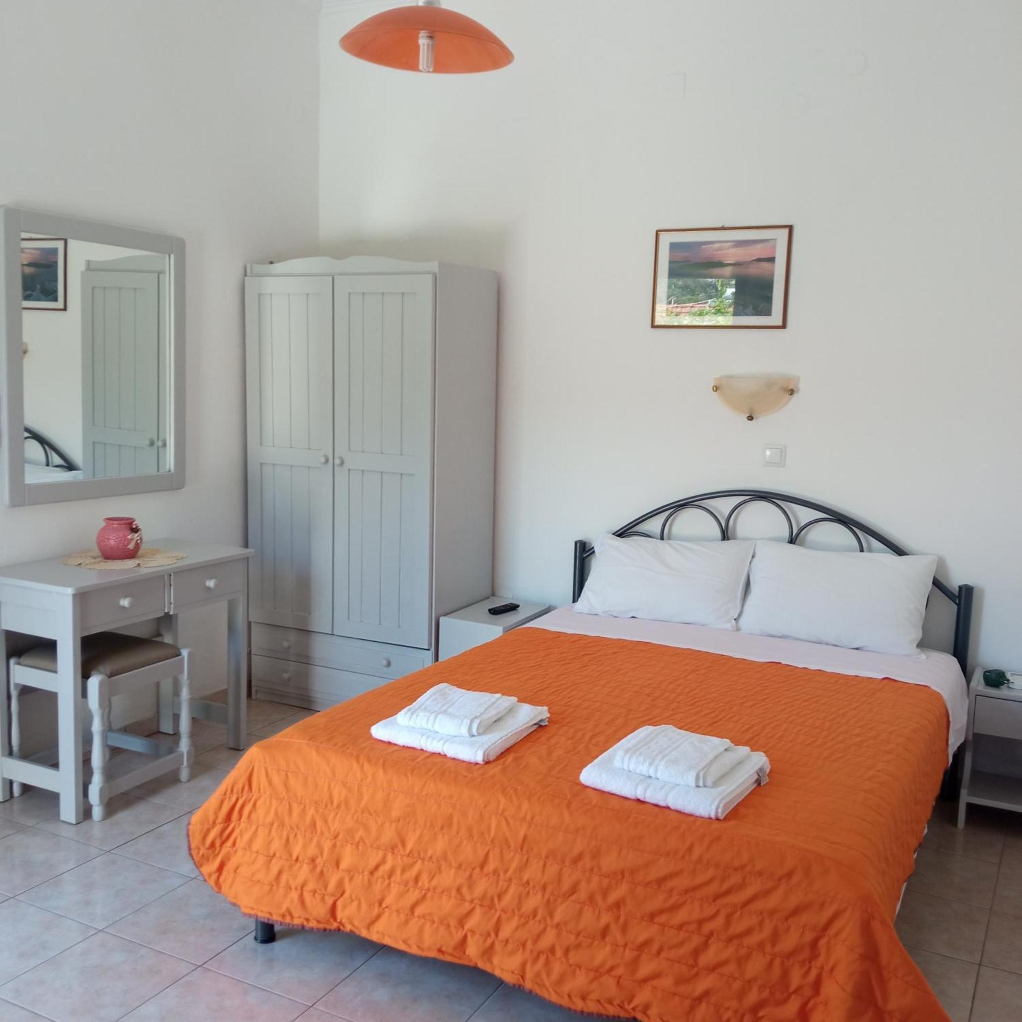 Soustas Apartments Longós Екстериор снимка