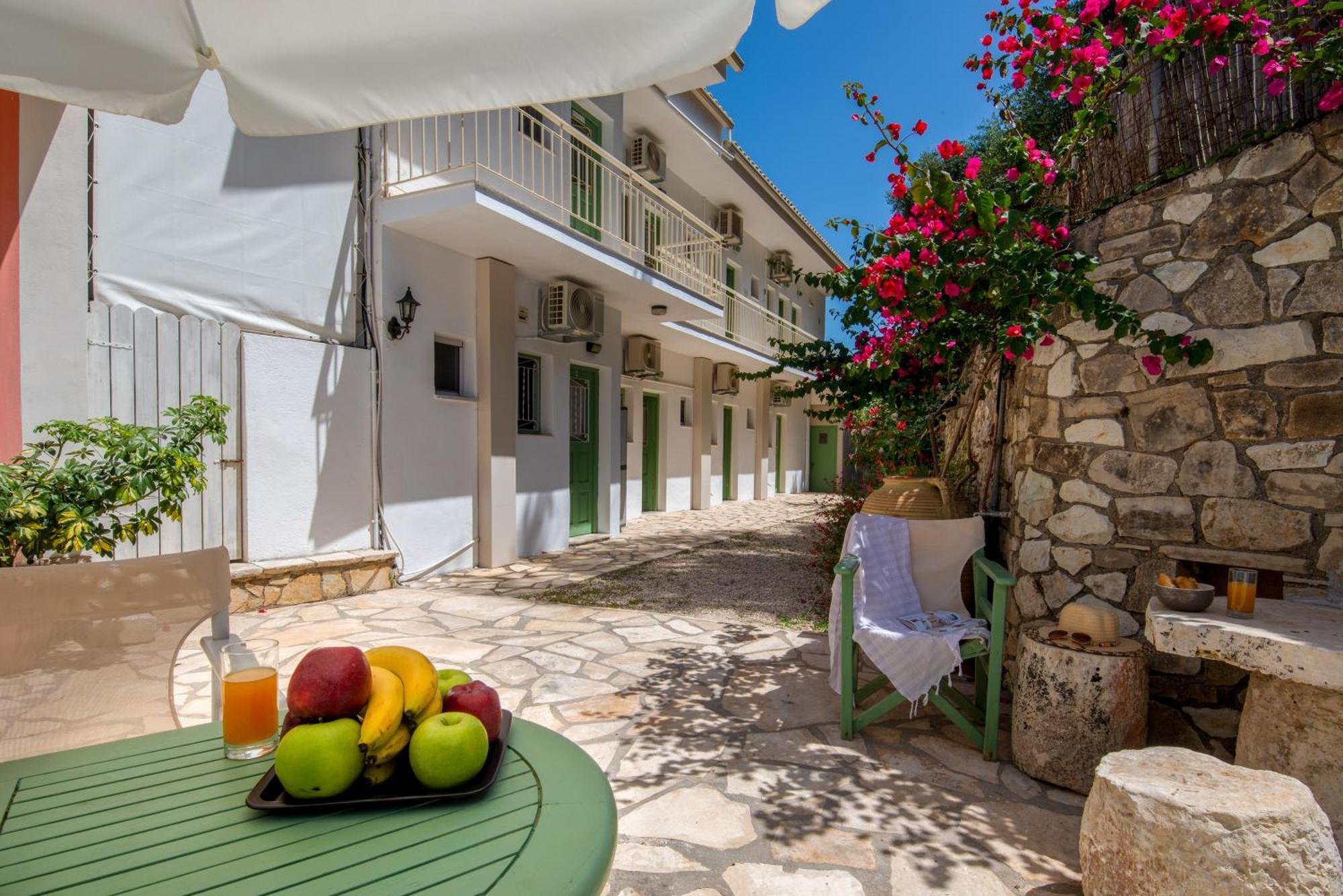 Soustas Apartments Longós Екстериор снимка